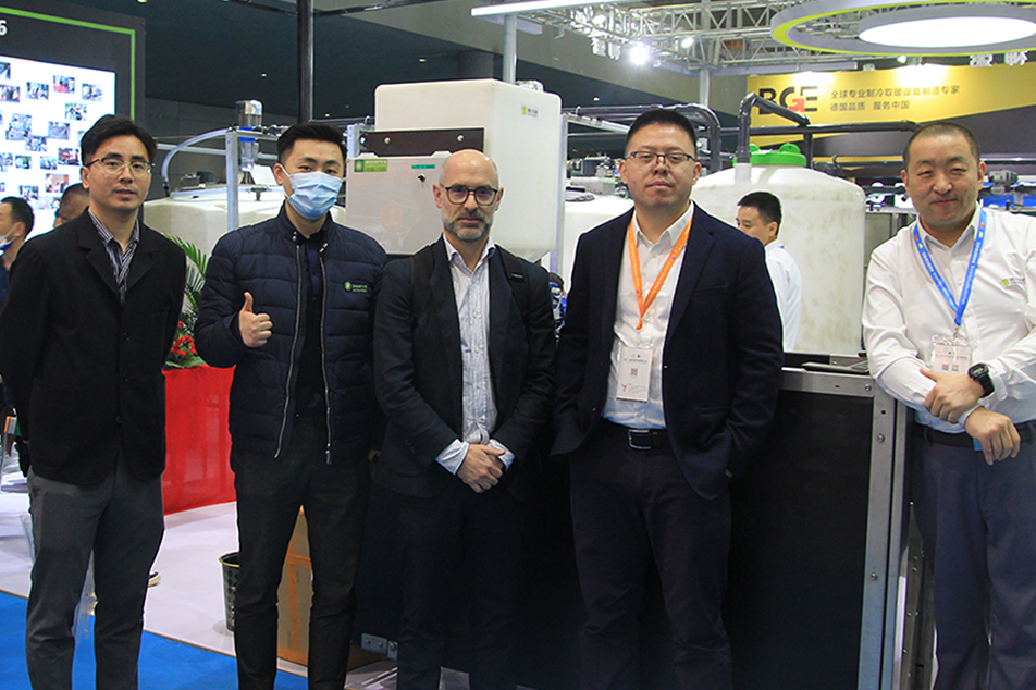 Deba Brothers exposeert geavanceerde FCR-apparatuur op de National Liman Pig Farming Conference