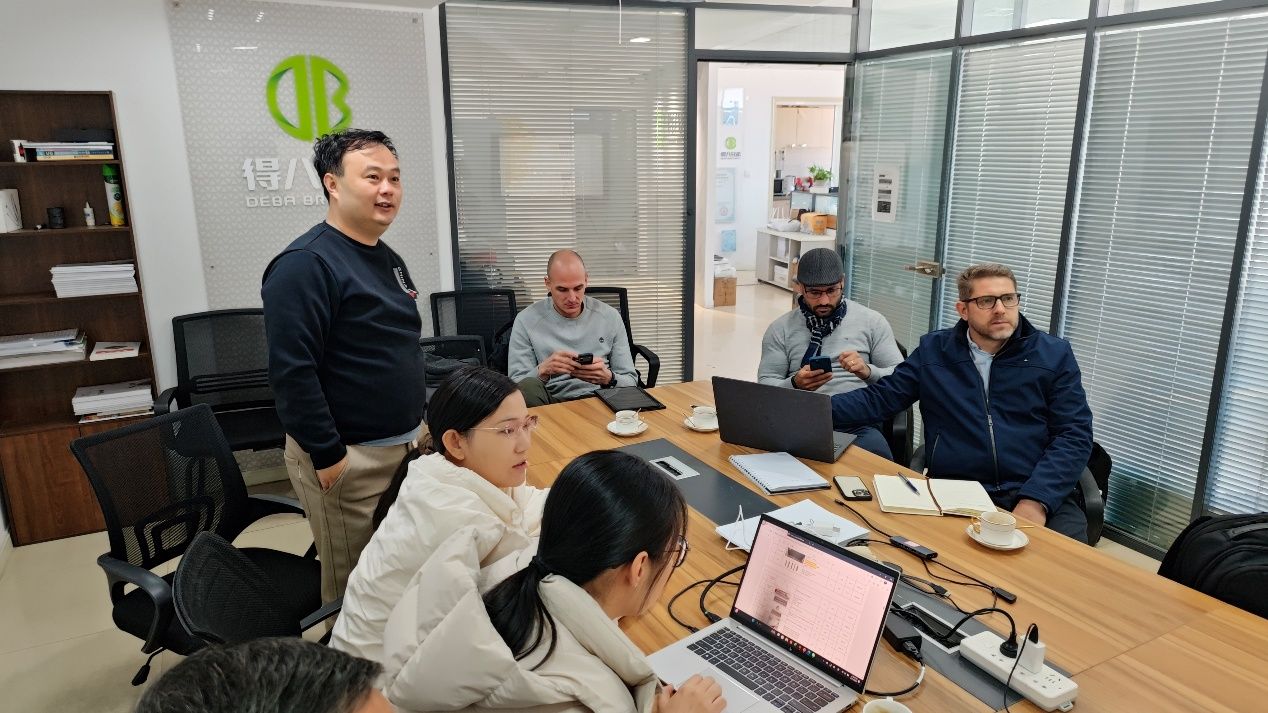 Paraguayaanse klanten bezoeken gebroeders Deba en keuren plan voor varkenshouderij met 12.000 zeugen en productsterkte goed